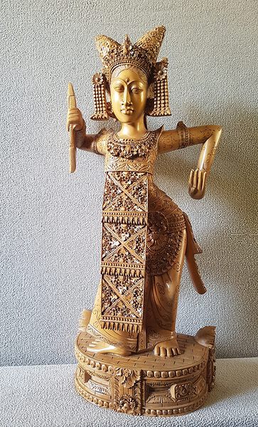 File:Legong keraton dancer - 135.jpg